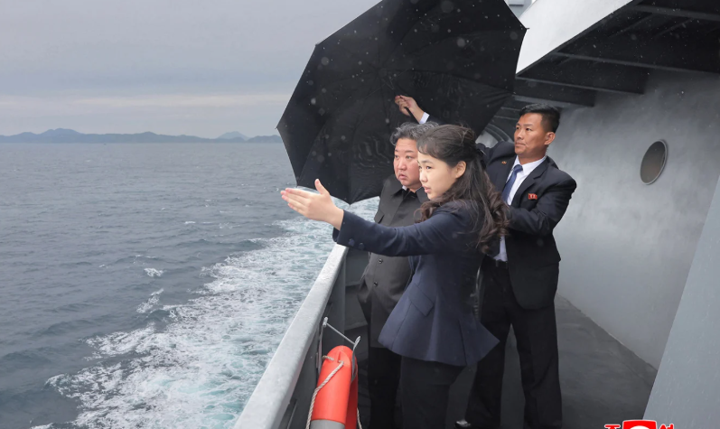 Shfaqje force nga Pheniani, Kim Jong Un mbikëqyr testet e anijes së re luftarake