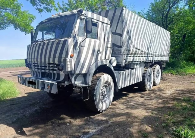 Kamionët zebër: Pse Rusia po përdor kamuflazh në Ukrainë