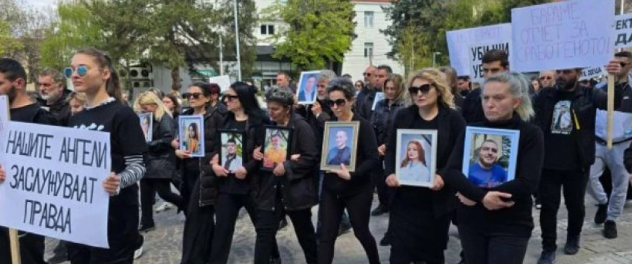 Sërish u marshua për tragjedinë e Koçanit, prindërit e viktimave kërkuan përgjegjësi institucionale