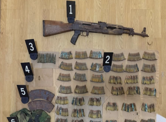 Policia me aksion në Zubin Potok, konfiskohen armë dhe mbi 400 fishekë në një shtëpi të pa banuar 