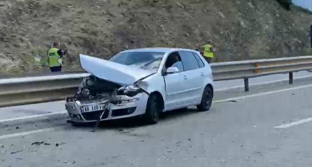 Aksident në aksin Morinë-Kukës, makina përplaset me trafikndarësen, pamje nga vendngjarja