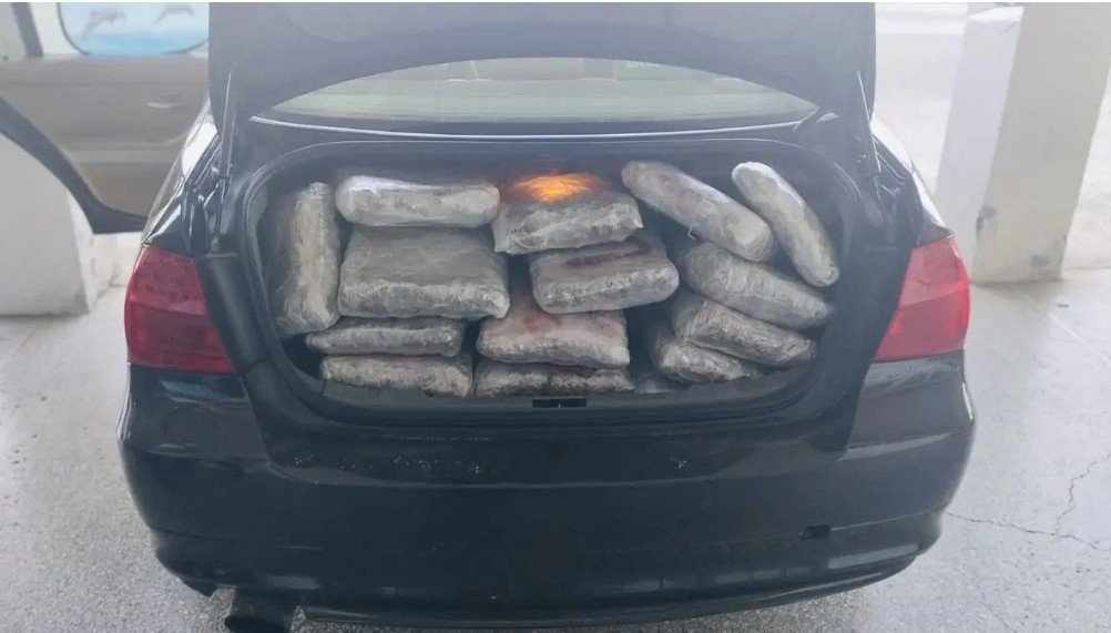 Kapen pranë kufirit greko-shqiptar 110 kg marijuanë të fshehura në bagazhin e makinës, arrestohet 43-vjeçari turk