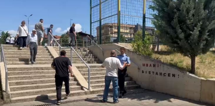 Qytetari e shqyen fletëvotimin në Shkollën “Ismail Qemali”, shoqërohet në stacionin policor