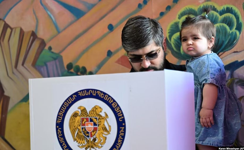 Armenët votojnë për të ardhmen e vendit mes Lindjes apo Perëndimit