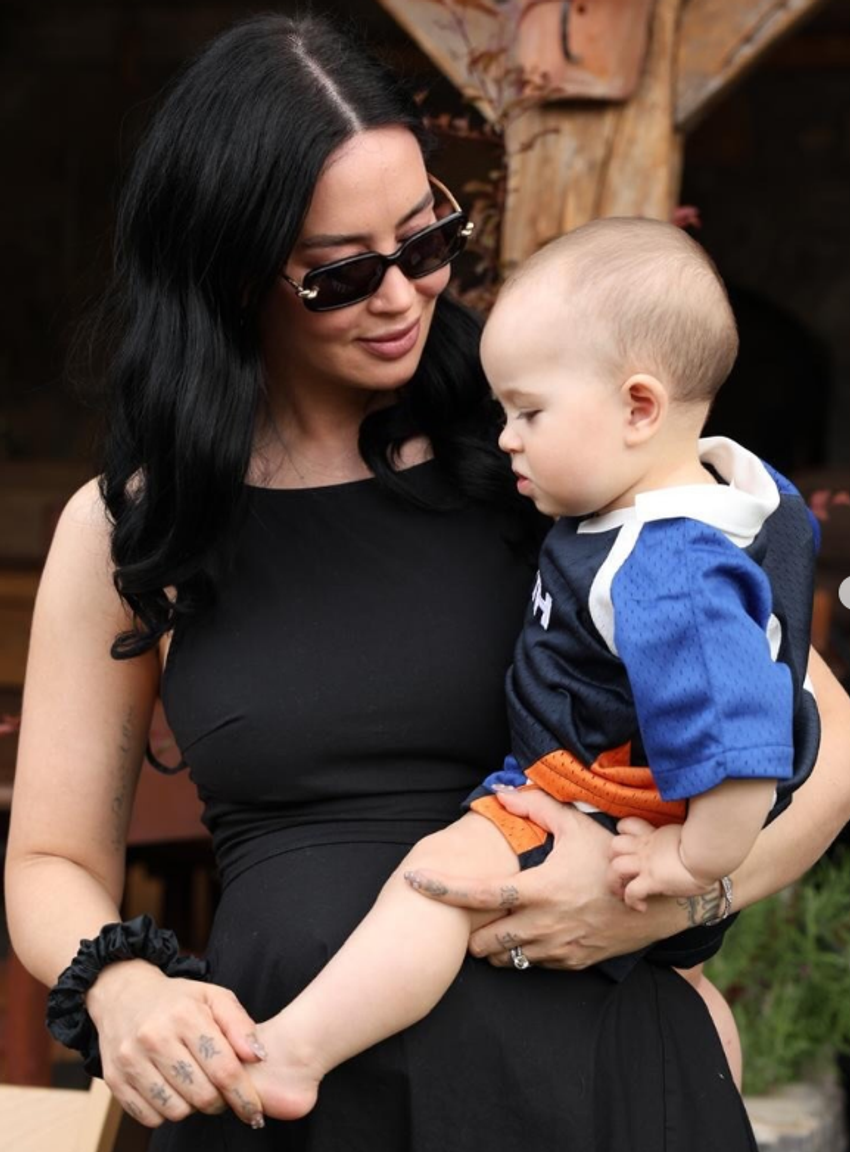“Kalendari im duket ndryshe”, postimi i Dafinës me djalin e saj rrëmben zemrat 2 Image