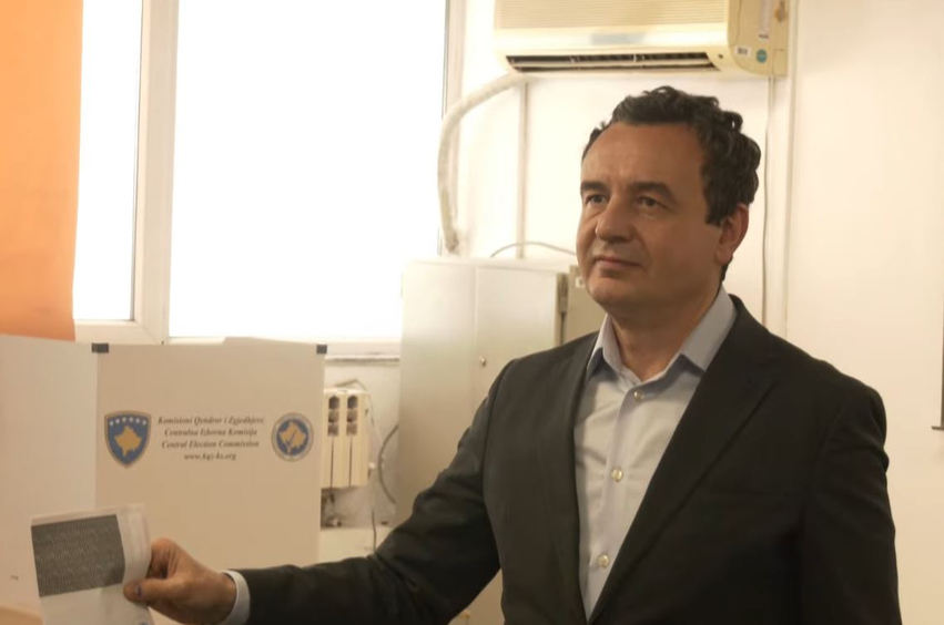 Albin Kurti ushtron të drejtën e votës