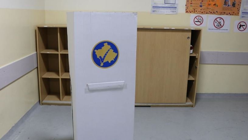 Dy çifte u kapën duke votuar në të njëjtën kabinë në Mamushë