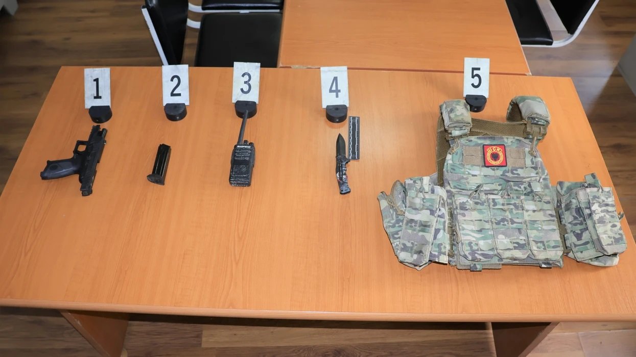 Policia në Pejë sekuestron armë, municion dhe jelek antiplumb - arrestohen gjashtë persona