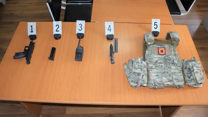 Policia në Pejë sekuestron armë  municion dhe jelek antiplumb   arrestohen gjashtë persona