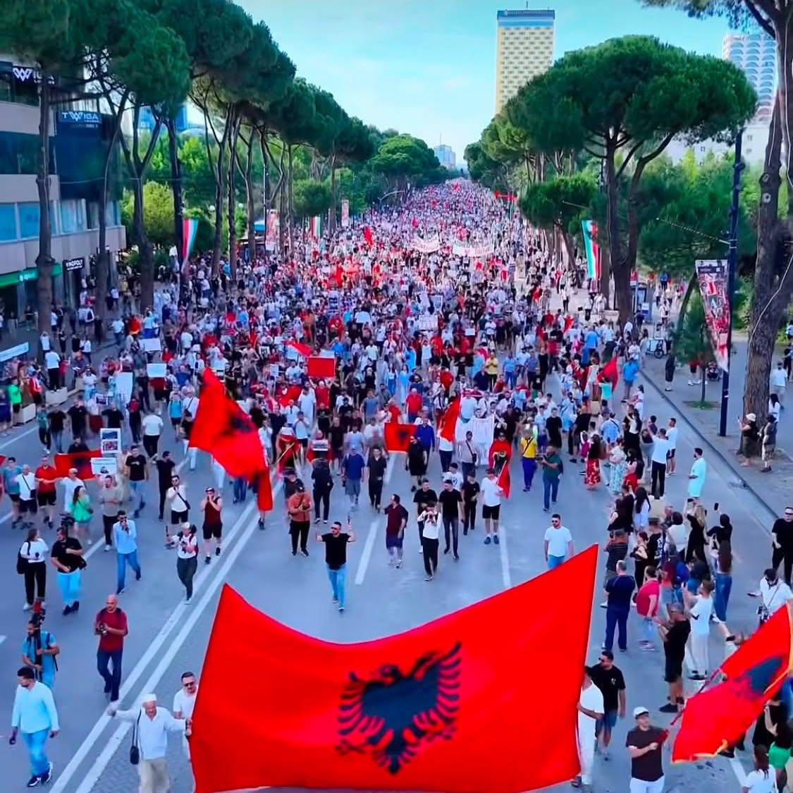 “Nuk më paskan harrue”, Çun Lajçi merr ftesë simbolike nga rinia shqiptare për protestë