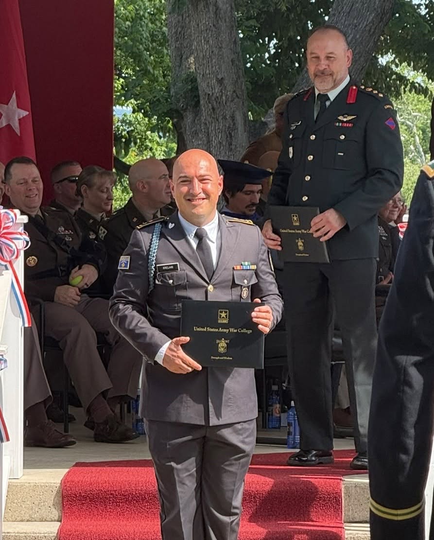 Nënkoloneli i FSK-së diplomon me sukses superior në SHBA