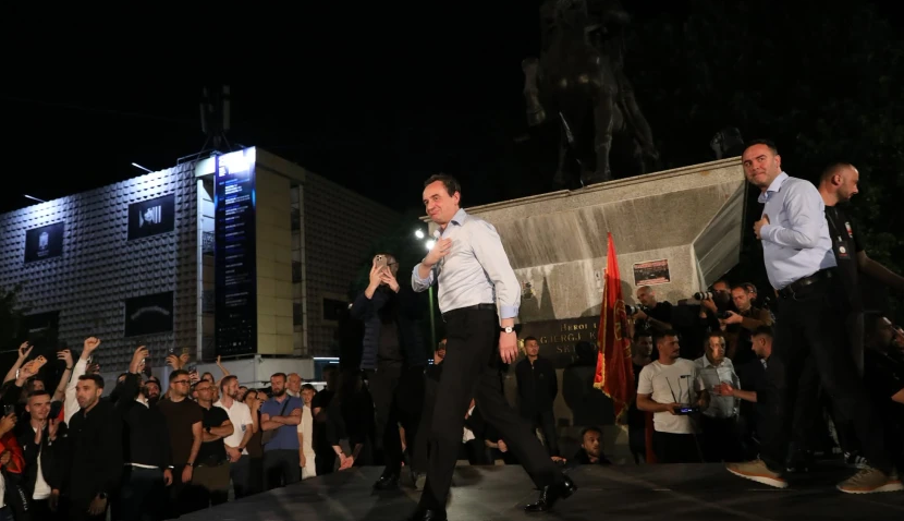 Vetëvendosje në festë pas zgjedhjeve: Kurti flet për dekadën e qeverisjes; Konjufca uron ‘Qeverinë Kurti 4’