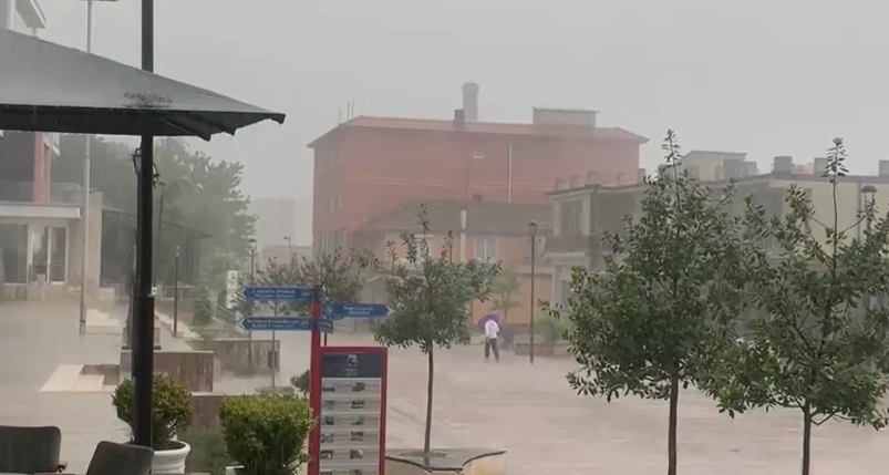 Qershori ‘mbyt’ me shi Bulqizën, 30 minuta reeshje intensive shkaktojnë probleme në qytet