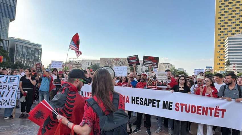 Dita e nëntë e protestës kundër projektit në Zvërnec  qytetarët grumbullohen në shes