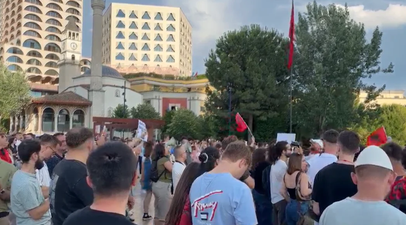 PD organizim për t’u përfshirë në tubim, protestuesit nuk ndryshojnë qëndrim: Edhe Sala ka mbaru, ka mbaru