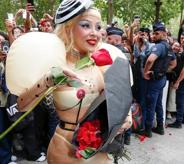 E guximshme dhe ndryshe, Doja Cat bëhet qendra e vëmendjes në Paris