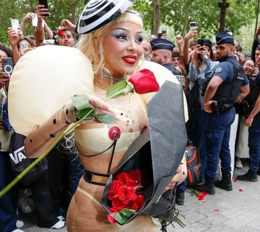 E guximshme dhe ndryshe  Doja Cat bëhet qendra e vëmendjes në Paris