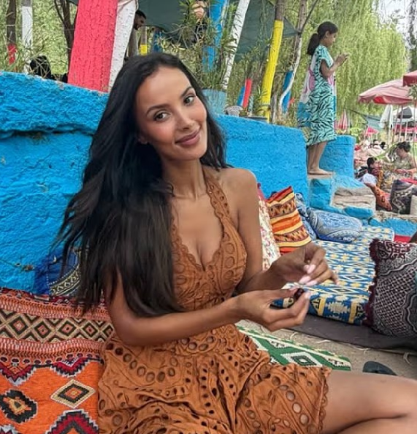 Maya Jama shkëlqen në Marok pas ndarjes nga Ruben Dias