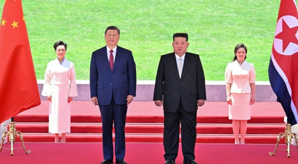 Xi Jinping vizitë zyrtarë në Korenë e Veriut, pritet nga Kim Jong Un me paradë ushtarake e flamuj kinez, ja çfarë do diskutojnë dy liderët