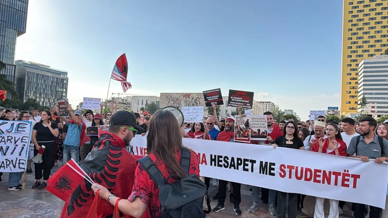 “Shporrini partitë”/ Tension në tubimin para Kryeministrisë, protestuesit përplasen me anëtarë të FRPD