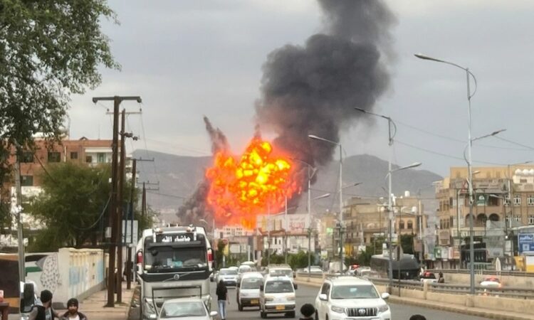 Rebelët Houthi shpallin ndalimin e lundrimit në Detin e Kuq dhe marrin përgjegjësinë për sulm me raketa ndaj Izraelit
