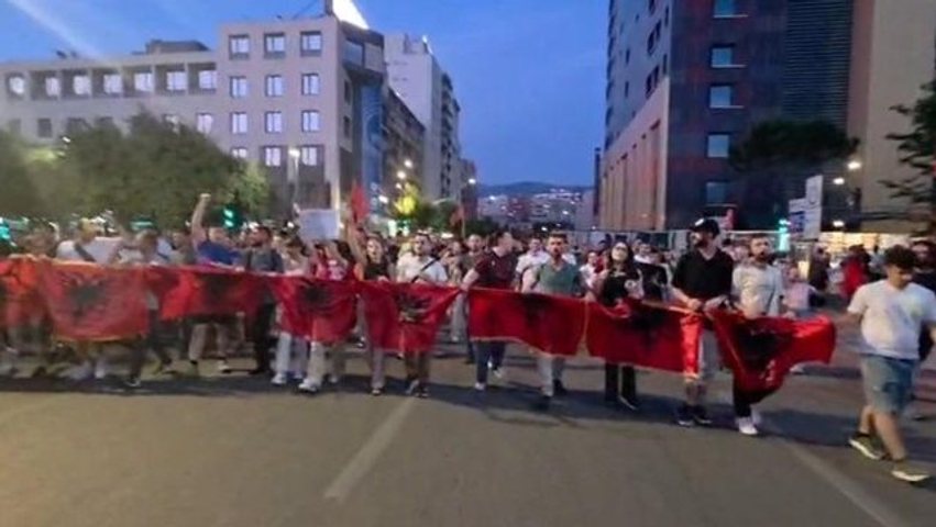  Nga Zvërneci deri në Rrjoll  Shqipëria po thotë boll   Qytetarët nisin marshimin drejt Kryeministrisë
