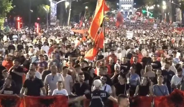 Dita e dhjetë e protestës në Tiranë, kundër investimit në Zvërnec