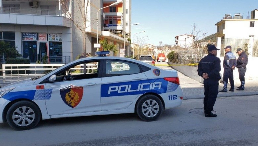 aksion-i-policise-ne-vlore-sekuestrohen-4-pistoleta-dhe-nje-automjet-i-blinduar-arrestohet-nje-person-per-kerkim-nderkombetar