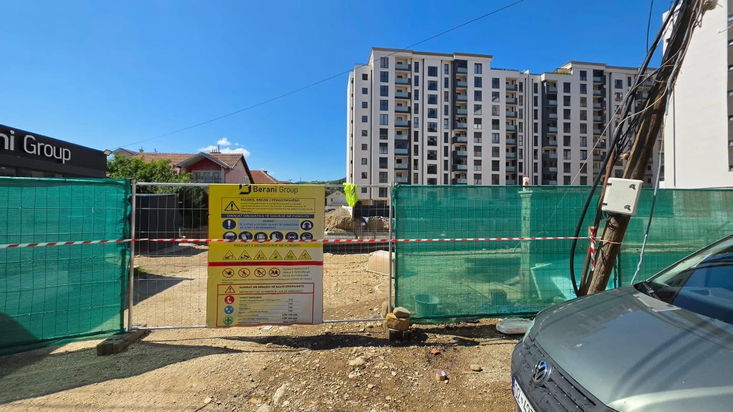 Inspektorati në Mitrovicë ndalon punimet që po kryheshin pa leje ndërtimi