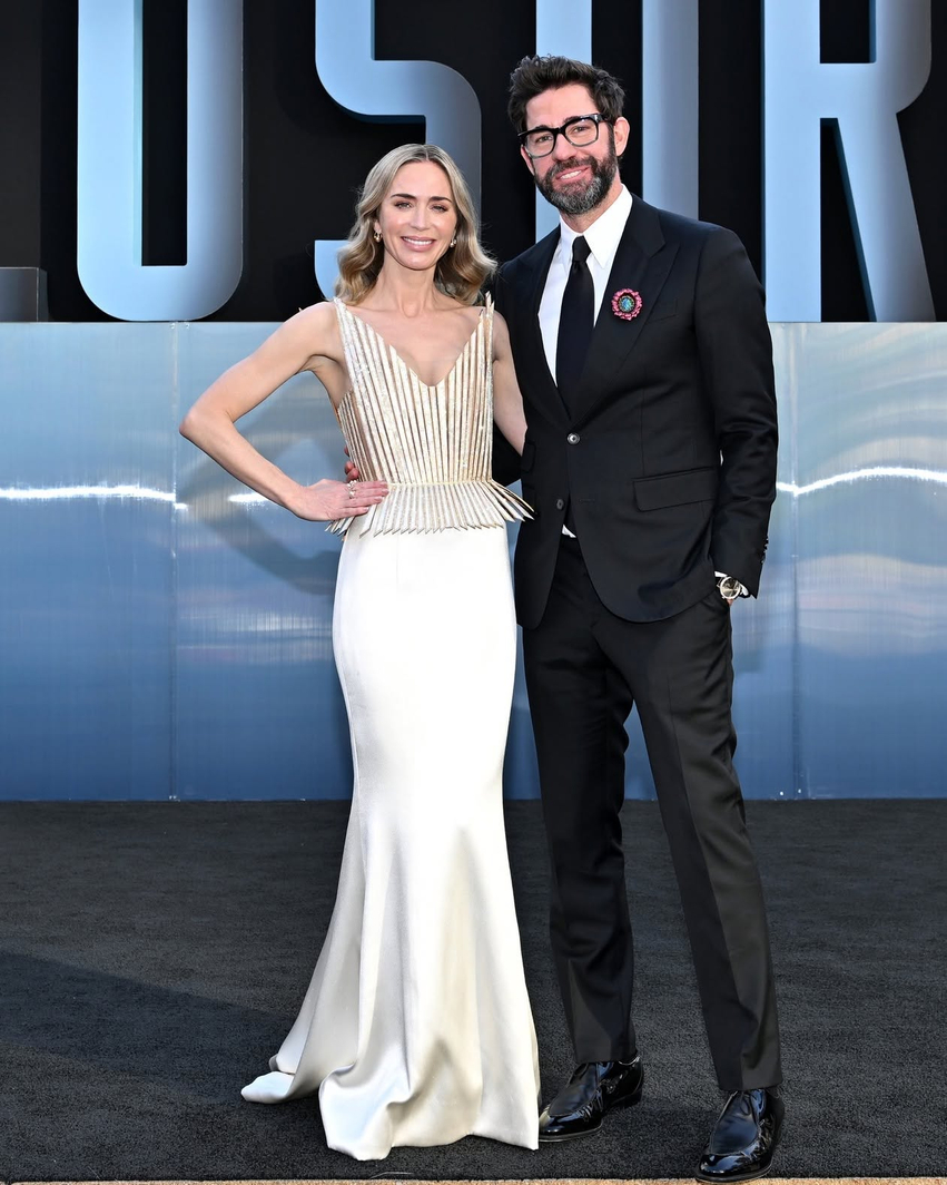 Emily Blunt merr mbështetje nga bashkëshorti John Krasinski në premierën e  DisclosureDay  në New York