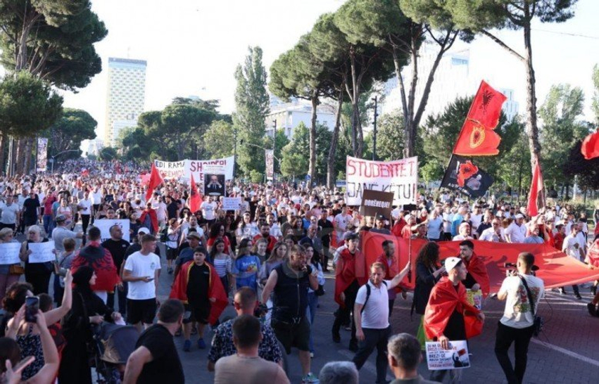ovl-uck-distancohet-nga-protestuesit-ne-shqiperi-me-flamurin-e-uck-se