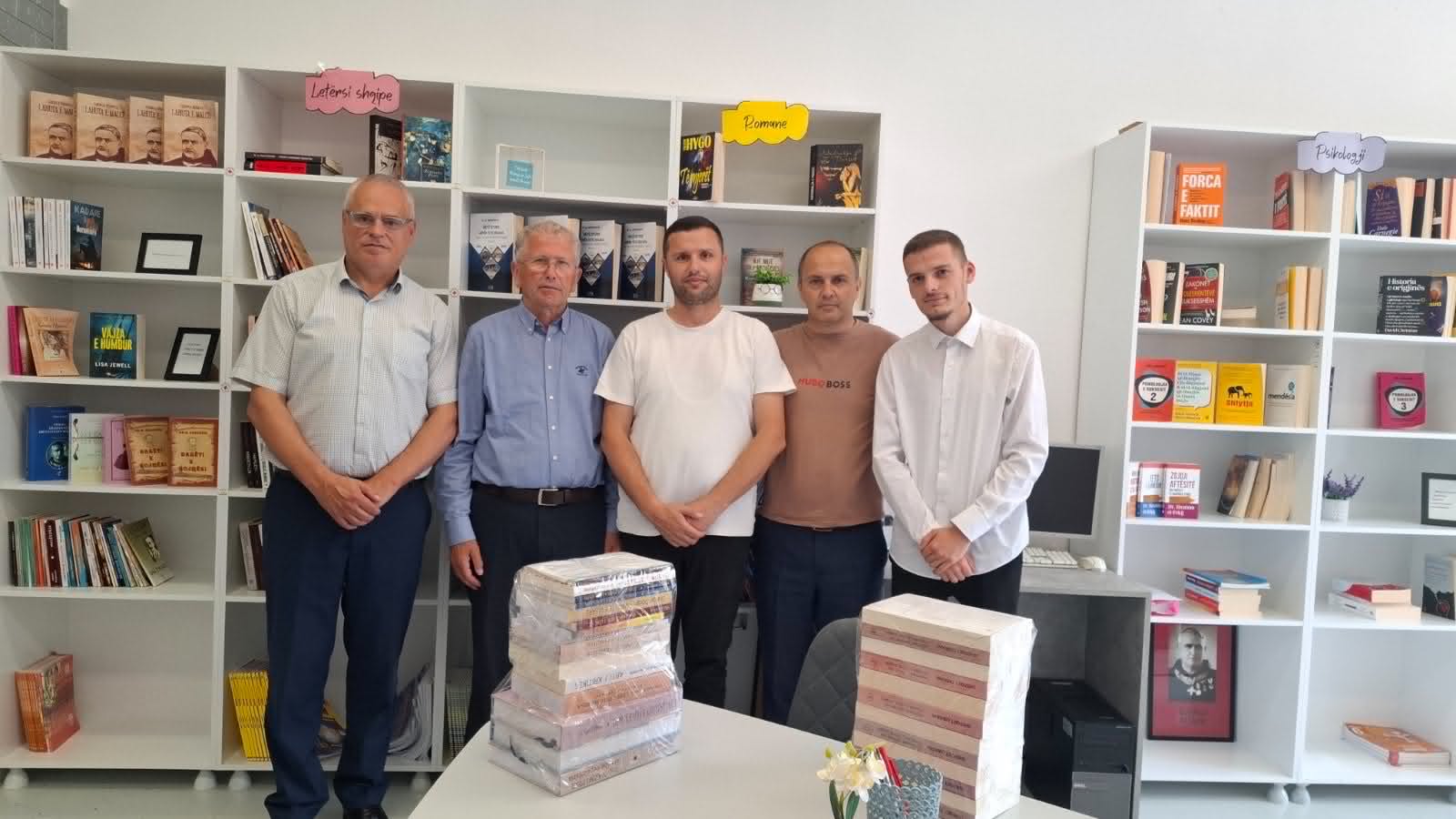 Shefqet Dibrani dhuron veprat e tij për Bibliotekën e Qytetit dhe shkollat e mesme të Shtimes