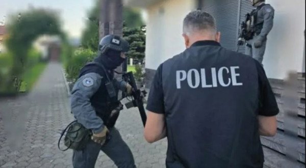 ​Tre të arrestuar, dyshohen për financim terrorizmi, shpëlarje parash, mashtrim...