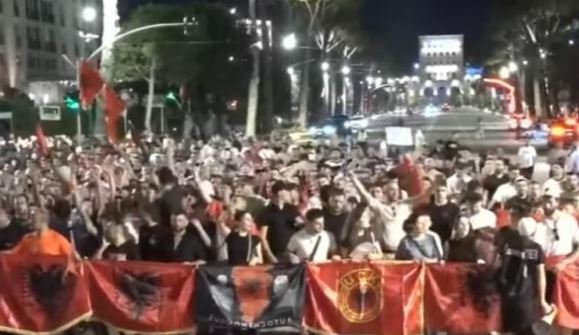 Protestuesit vazhdojnë marshimin: Edi Rama dorëhiqu, gënjeshtrave iu erdhi fundi!