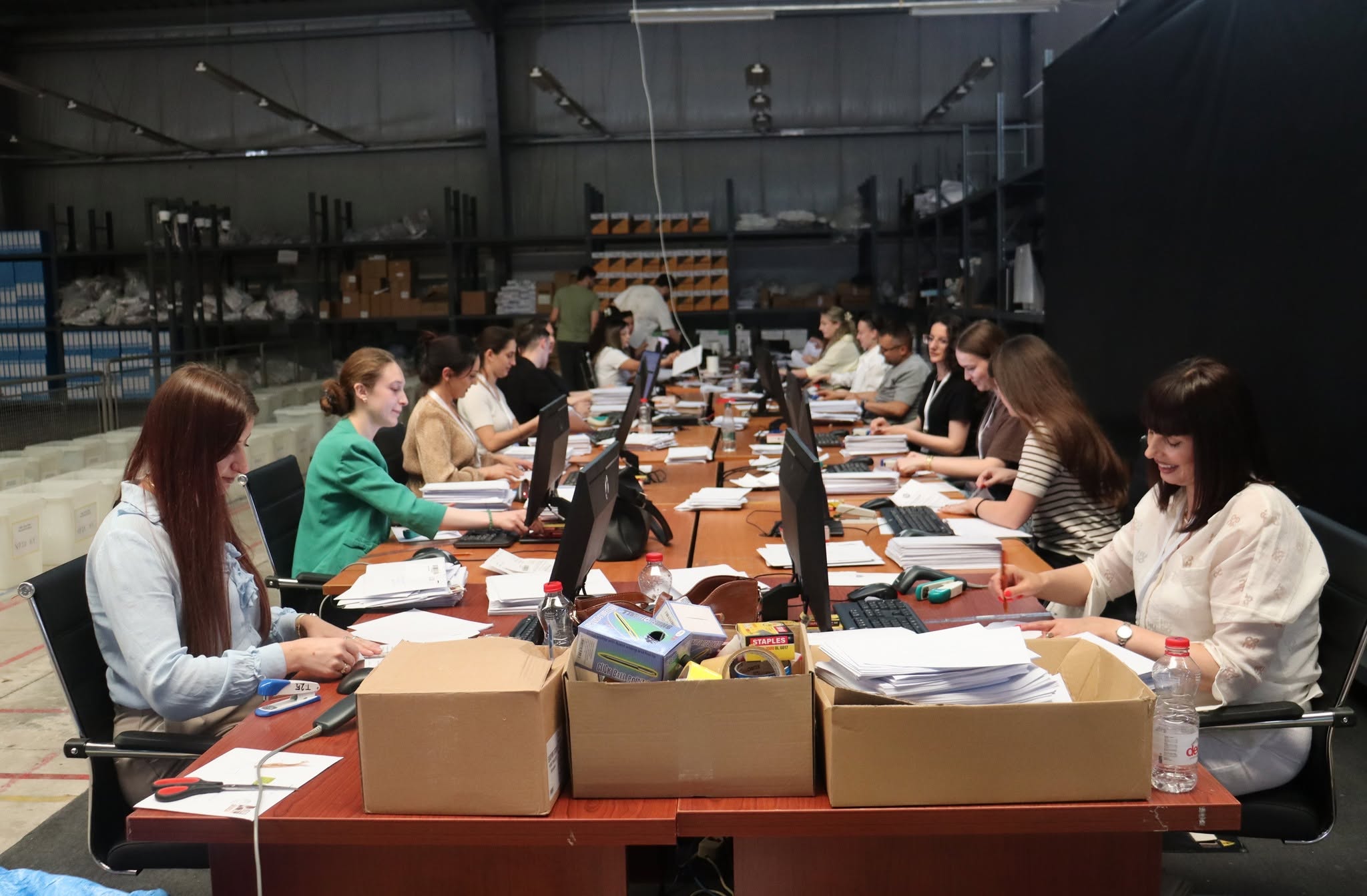 Rreth 86 mijë pako me vota të diasporës, KQZ-ja nis verifikimin e fletëvotimeve