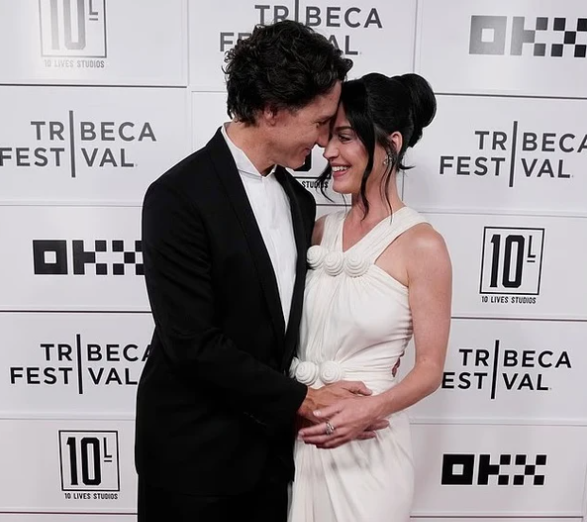 Përqafimi i Katy Perry dhe Justin Trudeau ndez thashethemet për shtatzëni