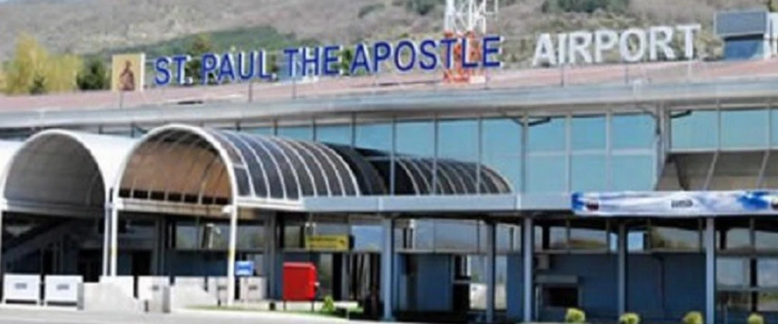 nje-punetore-bie-nga-catia-e-aeroportit-te-ohrit-dergohet-ne-spital-me-lendime-te-renda