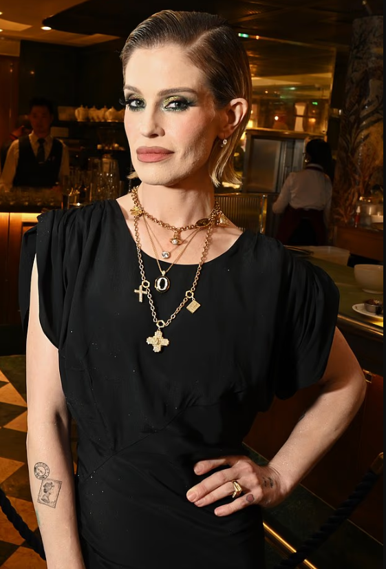 Kelly Osbourne mahnit me elegancën e saj