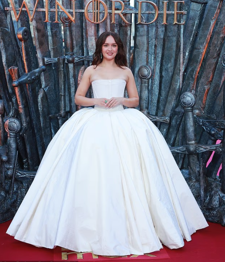 Olivia Cooke mahnit me fustan princeshe në tapetin e kuq
