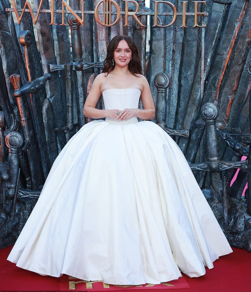 olivia-cooke-mahnit-me-fustan-princeshe-ne-tapetin-e-kuq