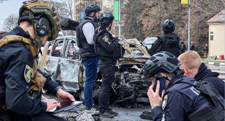 Sulmet ruse vrasin katër persona, ndërsa Zelensky fiton mbështetje për armëpushimin