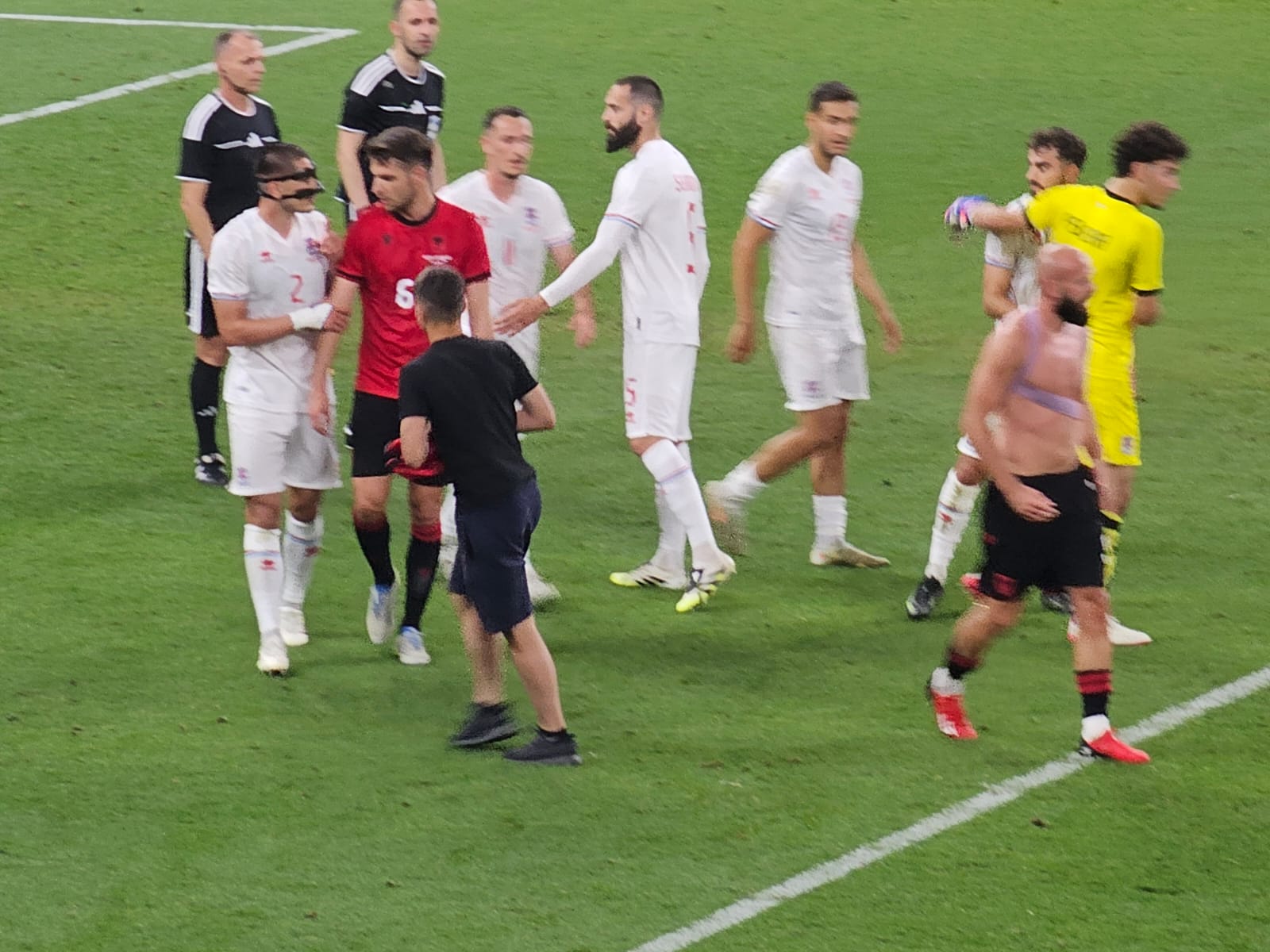 Pikantet Shqipëri-Luksemburg/ Vërshëllima nga tifozët, Hysaj “pushton” tribunat