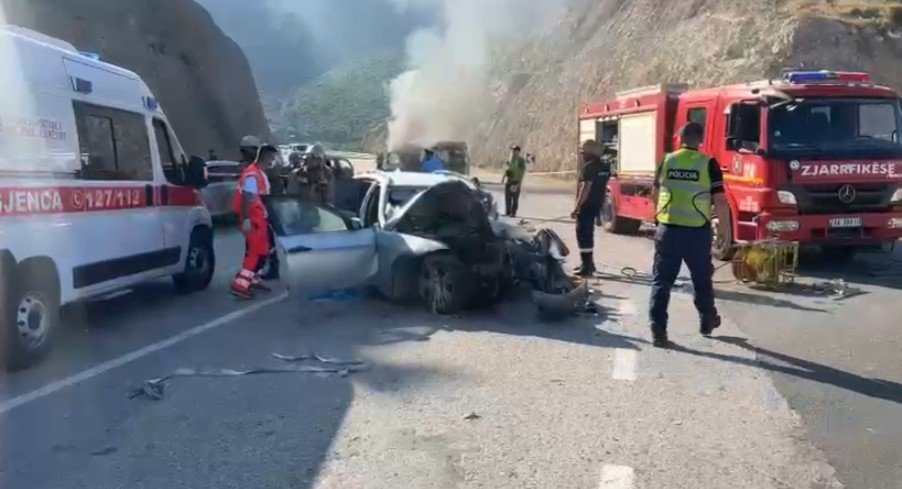 Përplasen tre automjete në Vlorë, dy përfshihen nga flakët! Një person ndërron jetë, u bllokua brenda mjetit