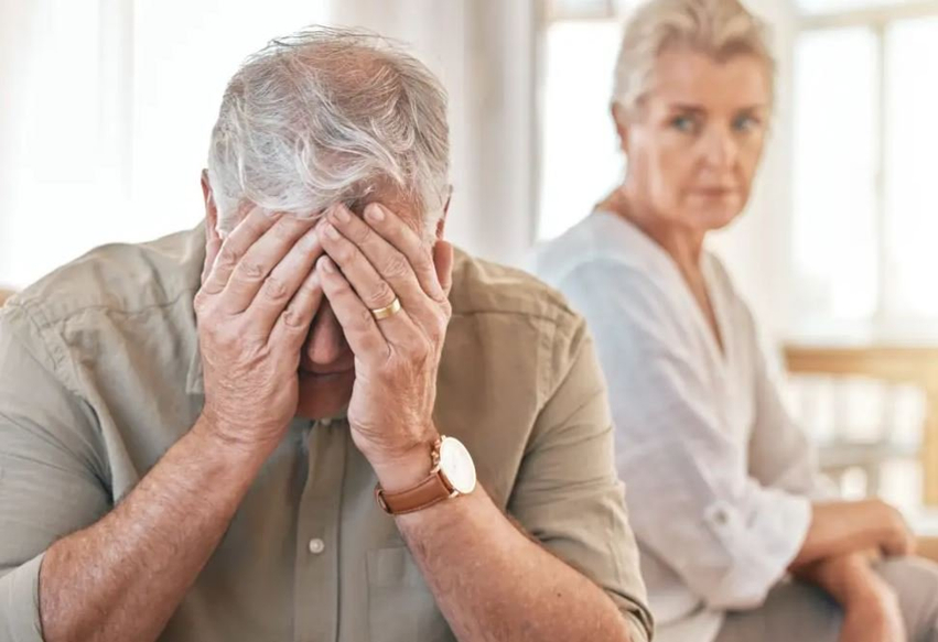 Jo tradhtia dhe as paratë  Psikologët zbulojnë arsyen që po i çon çiftet pas të 50 ave drejt divorcit