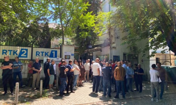 Punonjësit e RTK-së në protestë, kërkojnë ekzekutimin e plotë të pagave 