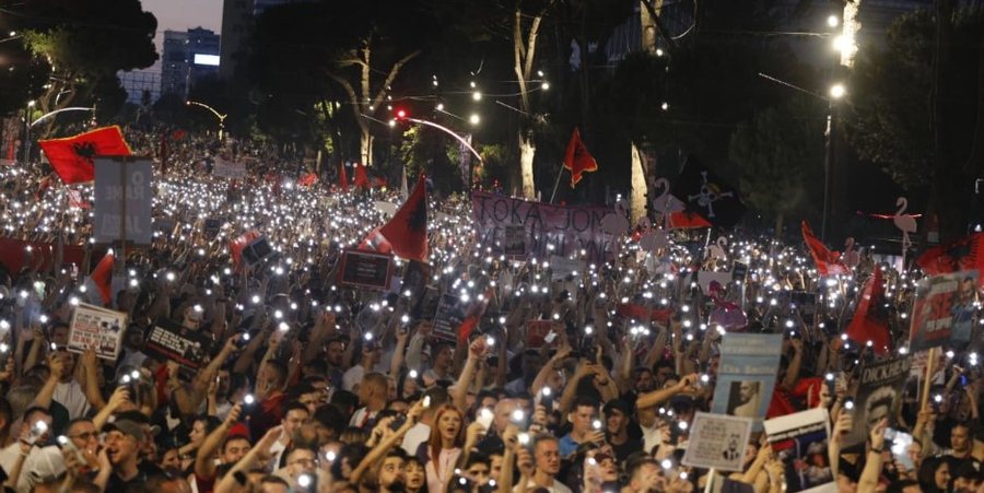 Marshimi në Tiranë, protestuesit rikthehen te Kryeministria: Jep dorëheqjen