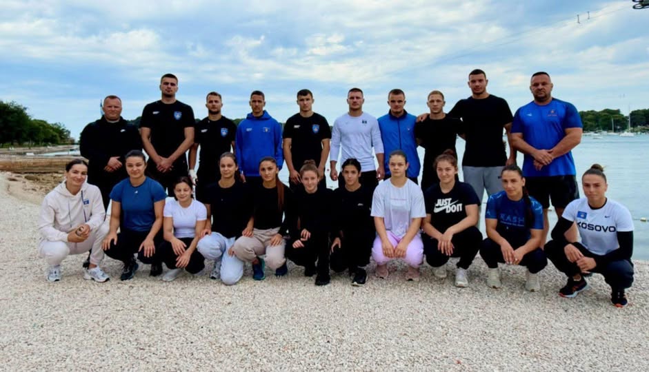 Ekipin nga Kosova e udhëheqin kryemjeshtri Driton Kuka dhe trajnerët Majlinda Kelmendi dhe Fatos Tabaku 