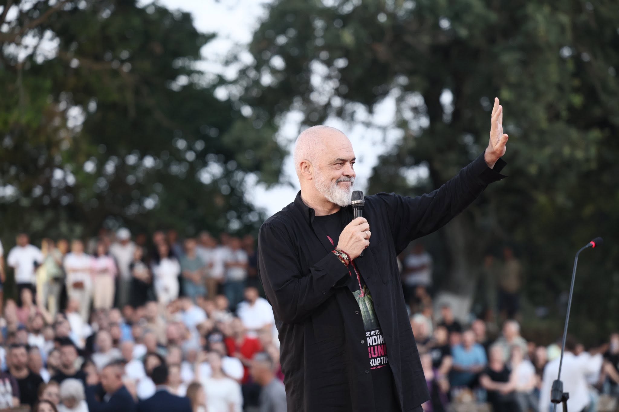 Hoxha krahason Kushtetutën e Kosovës me atë të Shqipërisë në një pyetje për kryeministrin