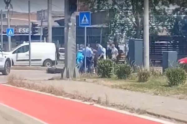 ​Lëndohet motoçiklisti i “Wolt”, u përplas me makinë 