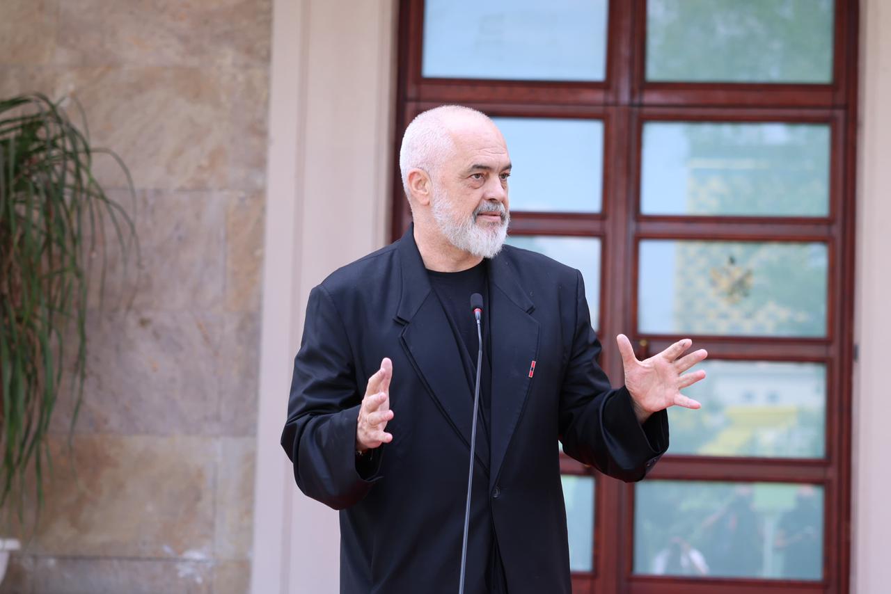 Largohet flamuri i LGBT-së në protestë/ Reagon kryeministri Rama: Kjo nuk është Shqipëria që po ndërtojmë për në BE